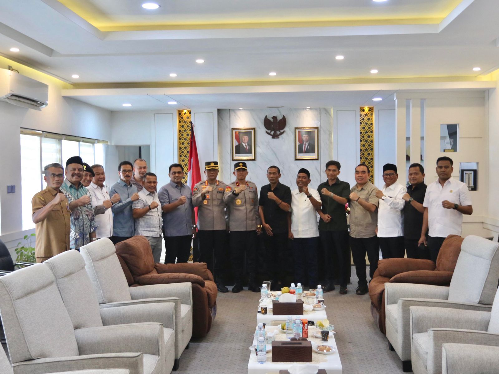 Keterangan Gambar: Kapolda Aceh, Brigjen Pol Drs. Marzuki Ali Basyah melakukan kunjungan silaturahmi ke Dewan Perwakilan Rakyat Aceh (DPRA)