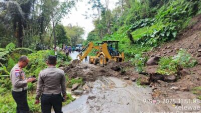 Keterangan Gambar: Kapolres Nagekeo, AKBP Rachmat Muchamad Salihi, S.I.K., M.H., turun ke lokasi bencana tanah longsor di Desa Kelewae, Kecamatan Boawae, Kabupaten Nagekeo