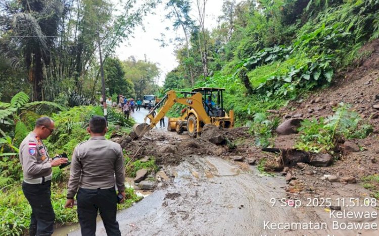 Keterangan Gambar: Kapolres Nagekeo, AKBP Rachmat Muchamad Salihi, S.I.K., M.H., turun ke lokasi bencana tanah longsor di Desa Kelewae, Kecamatan Boawae, Kabupaten Nagekeo