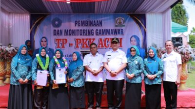 Keterangan Gambar: Bupati Aceh Tamiang, Irjen Pol. (Purn) Drs. Armia Pahmi, MH bersama Ketua TP-PKK Aceh Tamiang menyambut Tim Monitoring Evaluasi TP-PKK Aceh