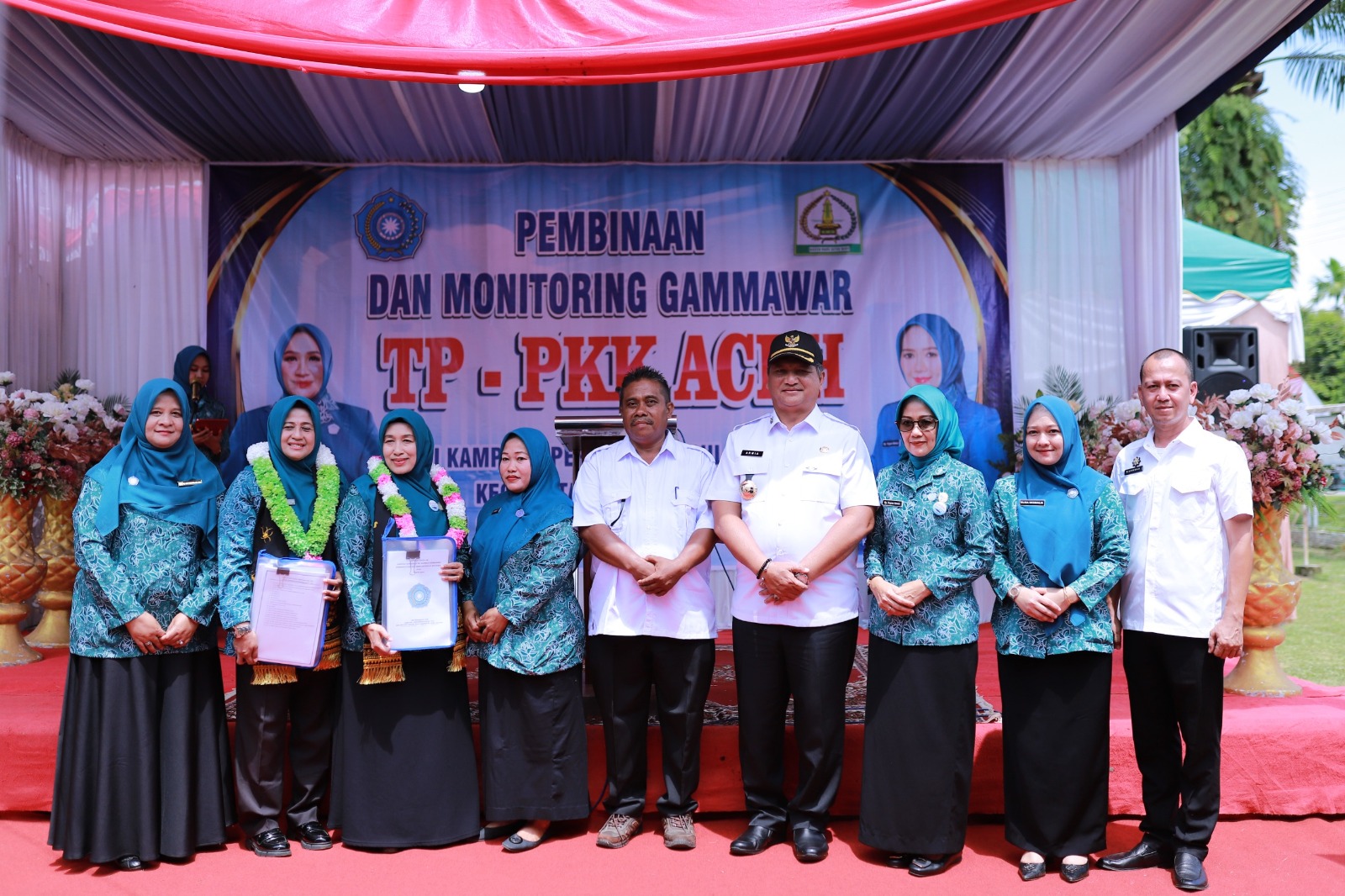 Keterangan Gambar: Bupati Aceh Tamiang, Irjen Pol. (Purn) Drs. Armia Pahmi, MH bersama Ketua TP-PKK Aceh Tamiang menyambut Tim Monitoring Evaluasi TP-PKK Aceh