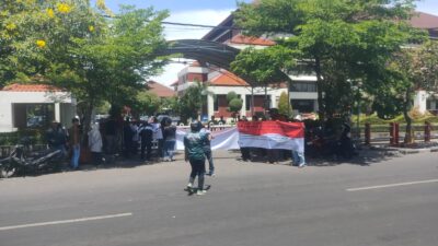 GEDUNG PDAM SURABAYA DI SEGEL, ADA APA