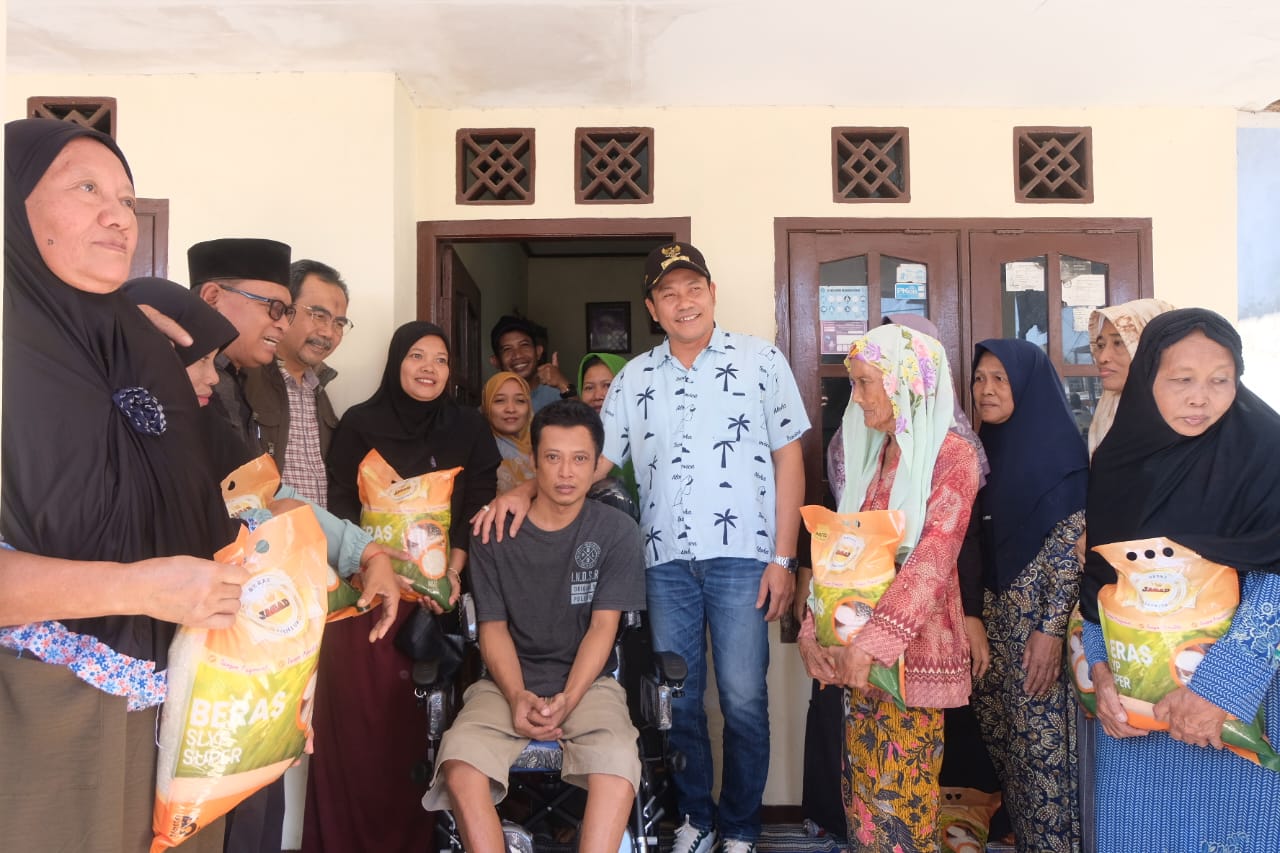 Bupati Subandi Serahkan Bantuan Kursi Roda untuk Warga Disabilitas