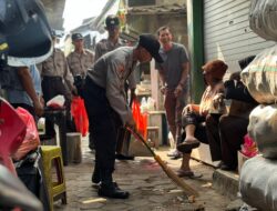 Siswa Diktukba Polri SPN Polda Jatim Punguti Sampah di Pasar Mojokerto, Pedagang: “Bikin Hati Adem”