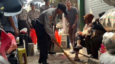 Siswa Diktukba Polri SPN Polda Jatim Punguti Sampah di Pasar Mojokerto, Pedagang: "Bikin Hati Adem"