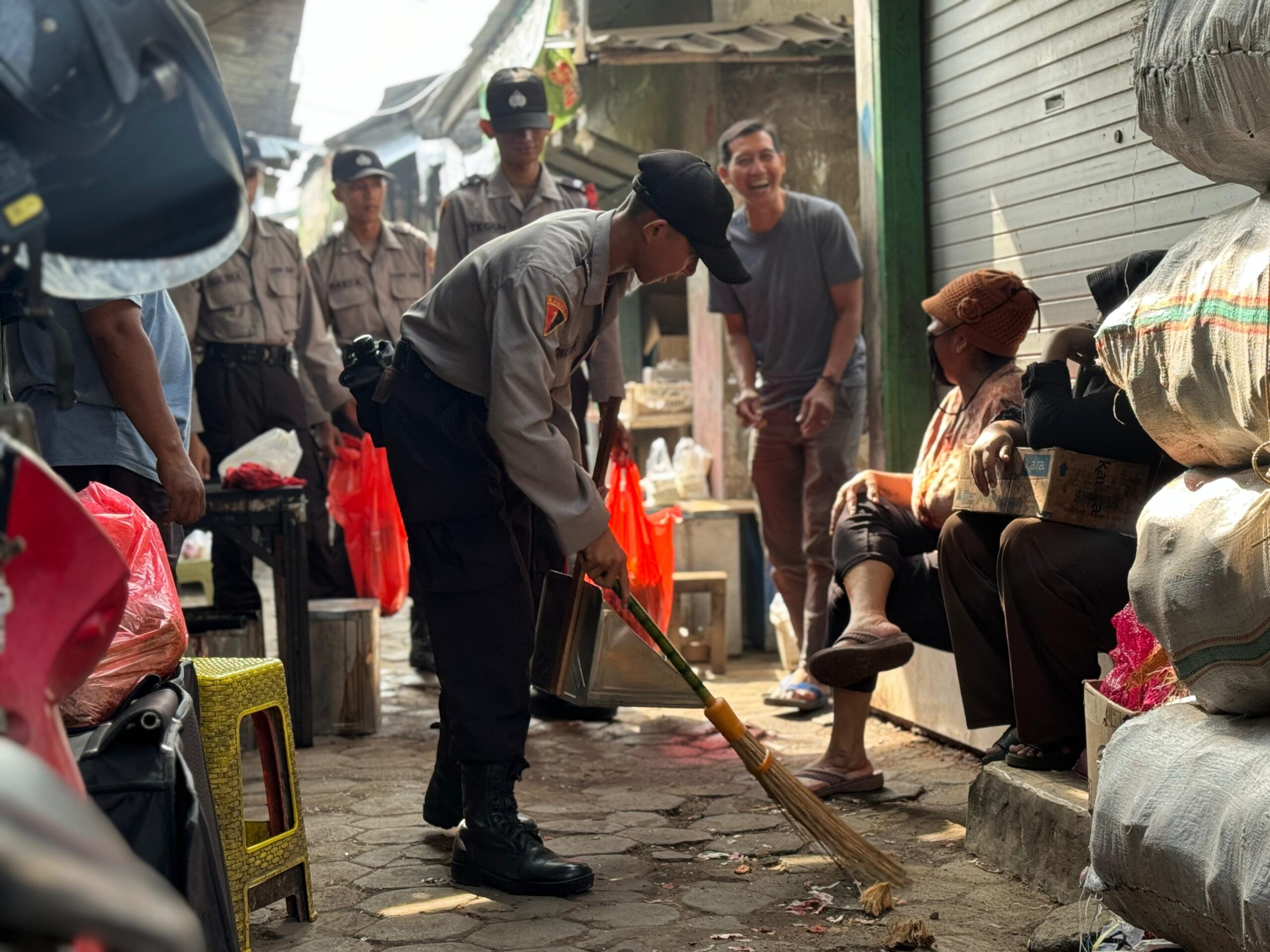 Siswa Diktukba Polri SPN Polda Jatim Punguti Sampah di Pasar Mojokerto, Pedagang: "Bikin Hati Adem"