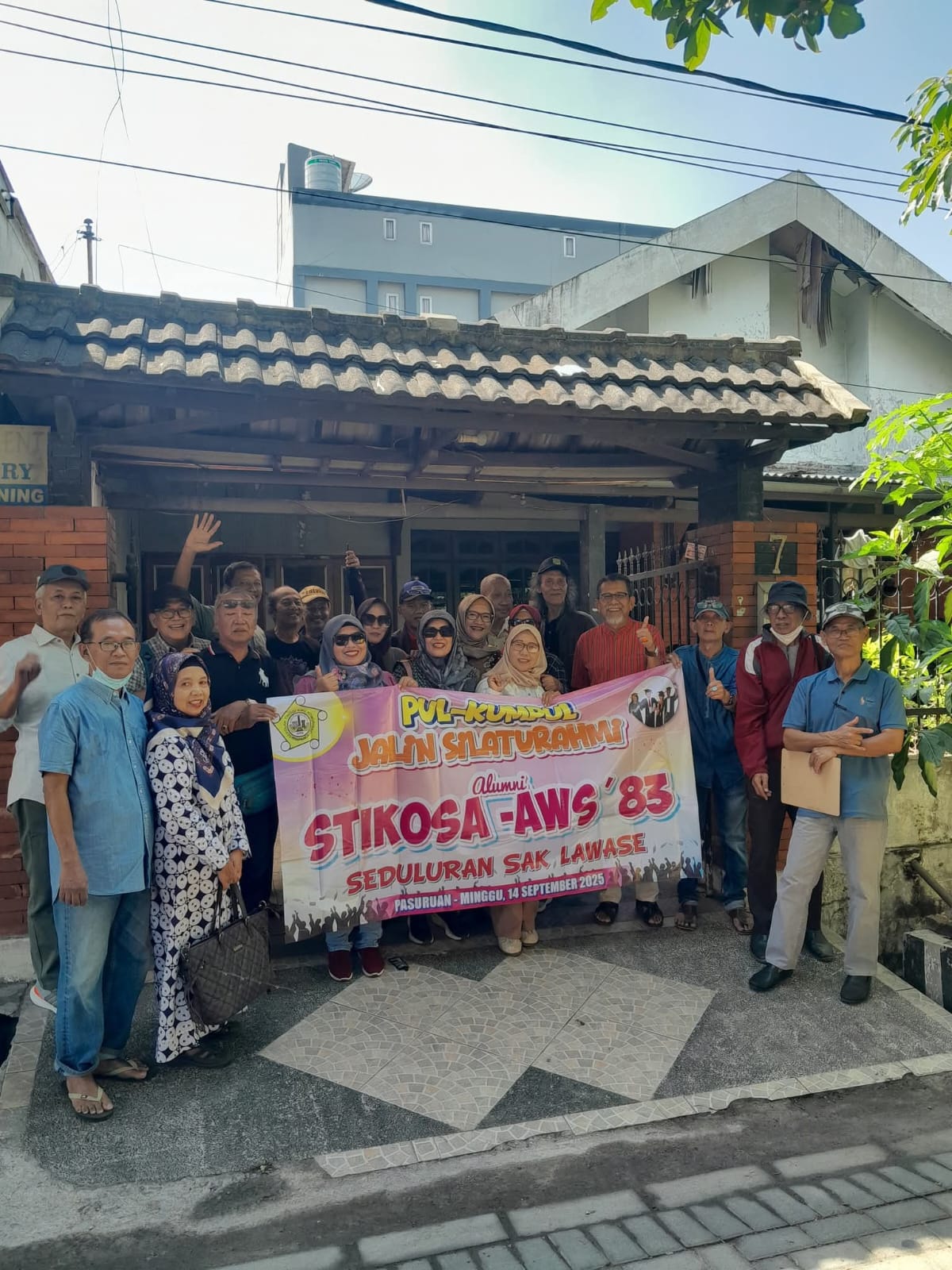 Temu kangen alumni Sekolah Tinggi Ilmu Komunikasi - Almamater Wartawan Surabaya (Stikosa AWS) angkatan 1983