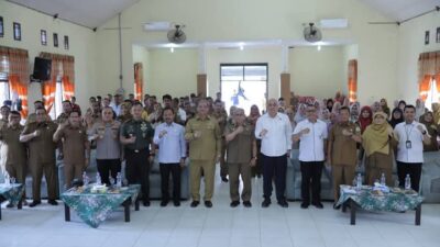 Bupati Aceh Tamiang, Irjen Pol. (Purn) Drs. Armia Fahmi, MH menyerahkan 2000 kartu peserta BPJS Ketenagakerjaan kepada petani pekebun sawit