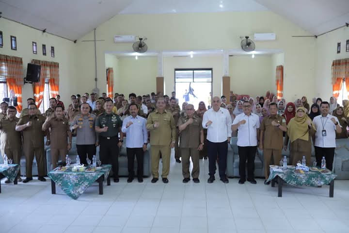 Bupati Aceh Tamiang, Irjen Pol. (Purn) Drs. Armia Fahmi, MH menyerahkan 2000 kartu peserta BPJS Ketenagakerjaan kepada petani pekebun sawit