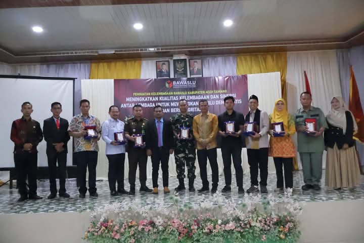 Mewakili Bupati Aceh Tamiang, Asisten Pemerintahan, Keistimewaan Aceh Tamiang dan Kesejahteraan Rakyat Setdakab, Muslizar, S.Pd, MM
