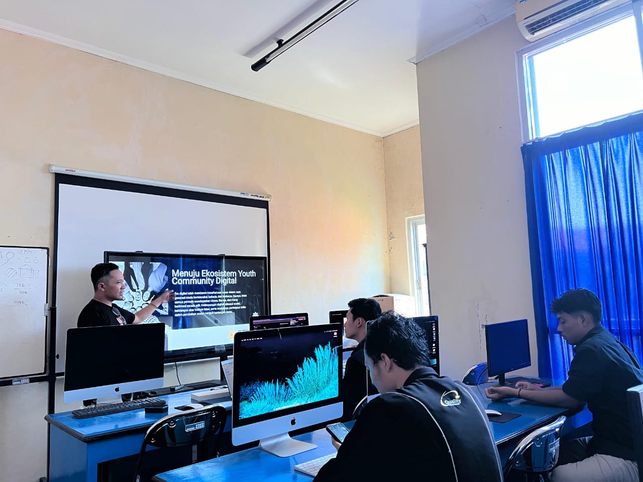 Ketua STIKOSA-AWS, Dr. Jokhanan Kristiyono, ST., M.Med.Kom., menyebut DCI sebagai ekosistem belajar yang mendorong pemuda tampil sebagai sociodigital changemaker.
