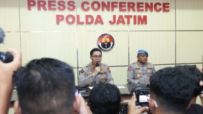 Kabidpropam Polda Jatim Kombes Pol Iman Setiawan, S.I.K didampingi Kabid Humas Polda Jatim,Kombes Pol Jules Abraham Abast