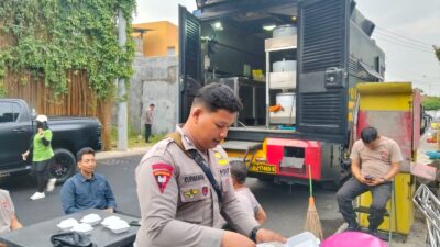 Personel Polda Jatim dan Polresta Sidoarjo dari berbagai kesatuan disiagakan di lokasi runtuhnya bangunan di Pondok Pesantren Al Khoziny