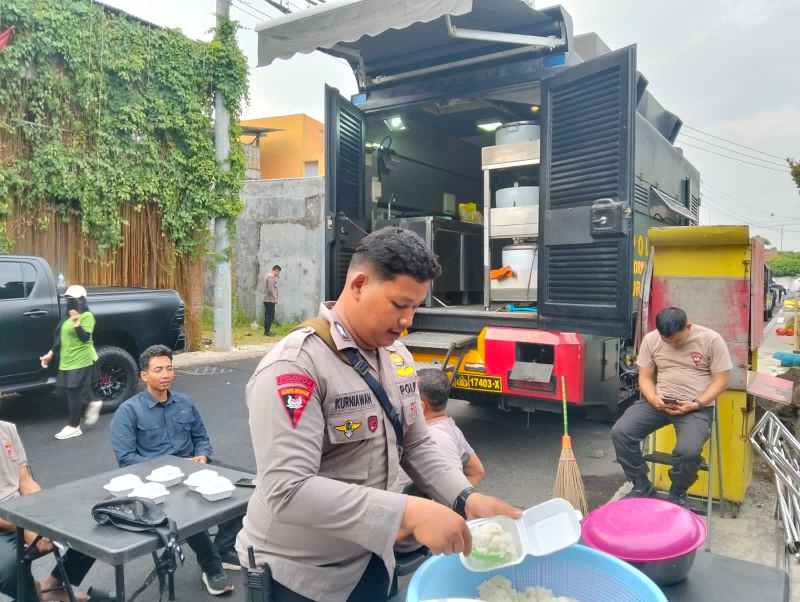Personel Polda Jatim dan Polresta Sidoarjo dari berbagai kesatuan disiagakan di lokasi runtuhnya bangunan di Pondok Pesantren Al Khoziny