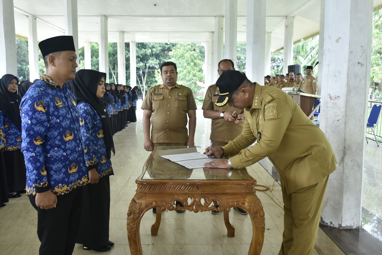 Bupati Aceh Tamiang, Irjen. Pol (Purn) Drs. Armia Pahmi, MH melantik sebanyak 45 Pegawai Pemerintah dengan Perjanjian Kerja (PPPK) Tahap II Formasi