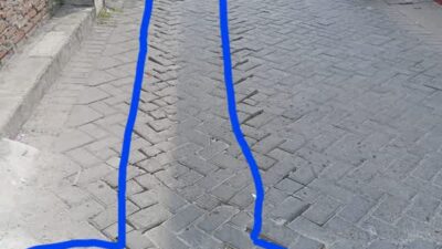 Keterangan Gambar: Desa Karangbong, Kecamatan Gedangan, terkait paving jalan yang cekung dan tidak rata setelah pemasangan pipa PDAM Delta Tirta