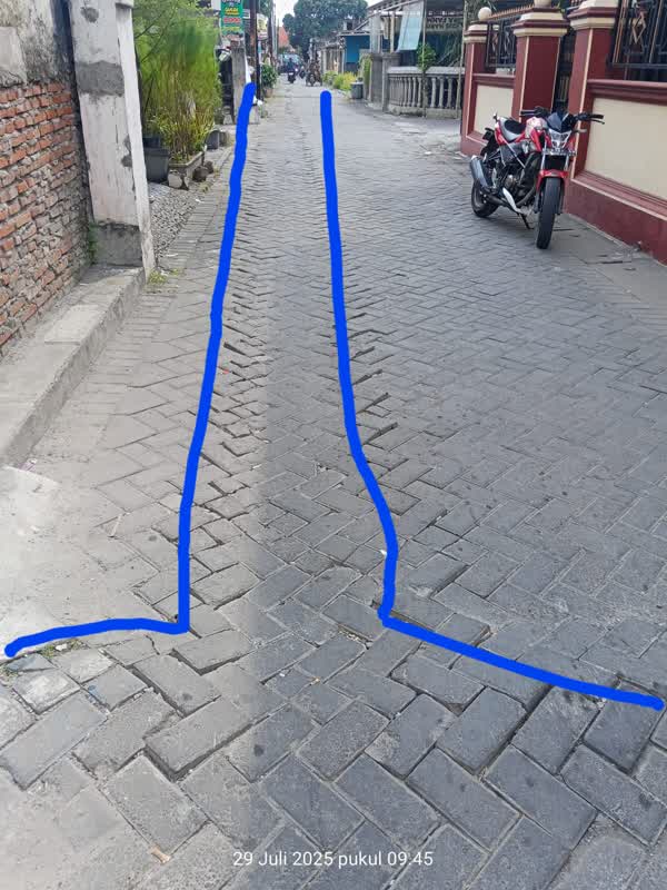 Keterangan Gambar: Desa Karangbong, Kecamatan Gedangan, terkait paving jalan yang cekung dan tidak rata setelah pemasangan pipa PDAM Delta Tirta