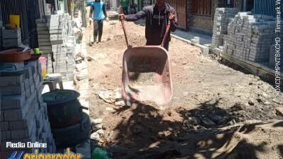 Proyek pembangunan paving Dakel Kelurahan di Jl. Wonorejo I, Kelurahan Wonorejo, Kecamatan Rungkut, Pekerja Tanpa Pakai P3K