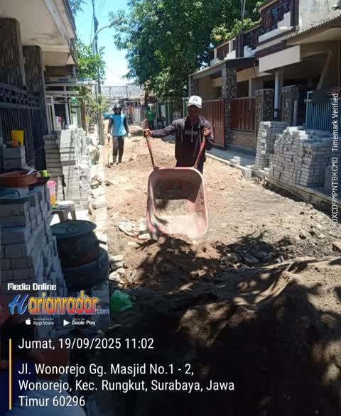 Proyek pembangunan paving Dakel Kelurahan di Jl. Wonorejo I, Kelurahan Wonorejo, Kecamatan Rungkut, Pekerja Tanpa Pakai P3K