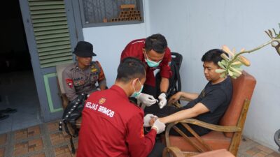 Satuan Brimob Polda Jawa Timur membuka pelayanan kesehatan gratis