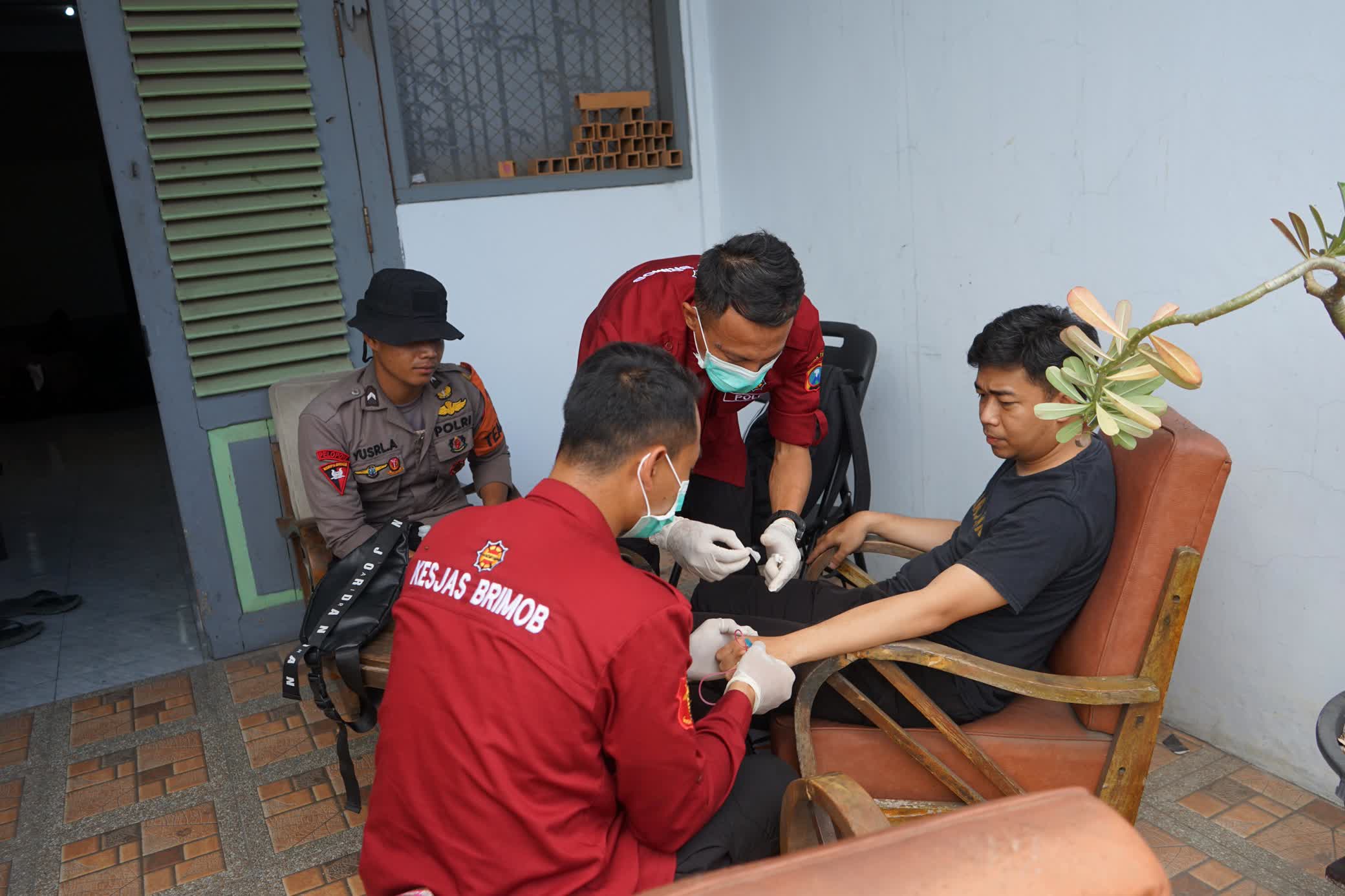 Satuan Brimob Polda Jawa Timur membuka pelayanan kesehatan gratis