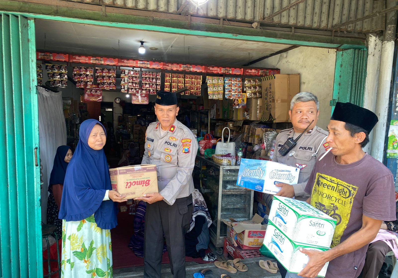 Polsek Krembangan dan Polsek Pabean Cantikan serentak menggelar takziah ke rumah duka dua santri Pondok Pesantren (Ponpes) Al Khoziny