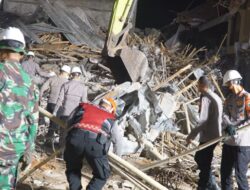 Cari Korban di Reruntuhan Ponpes Al Khoziny, Bupati Sidoarjo: Alhamdulillah, Proses Evakuasi Membuahkan Hasil