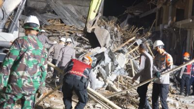Cari Korban di Reruntuhan Ponpes Al Khoziny, Bupati Sidoarjo: Alhamdulillah, Proses Evakuasi Membuahkan Hasil
