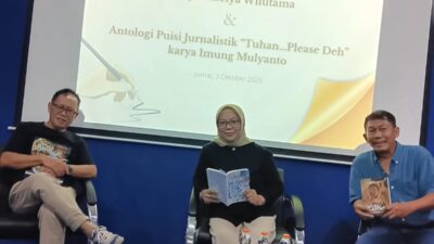 Sasetya Wilutama pose bersama Wakil Ketua Stikosa AWS, Yunita Indinabila, S.Kom, M.Med.Kom
