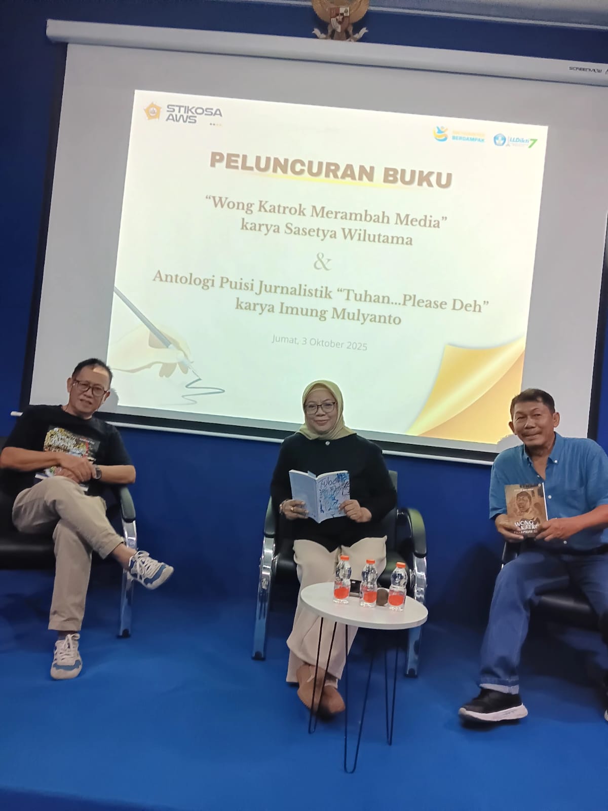 Sasetya Wilutama pose bersama Wakil Ketua Stikosa AWS, Yunita Indinabila, S.Kom, M.Med.Kom