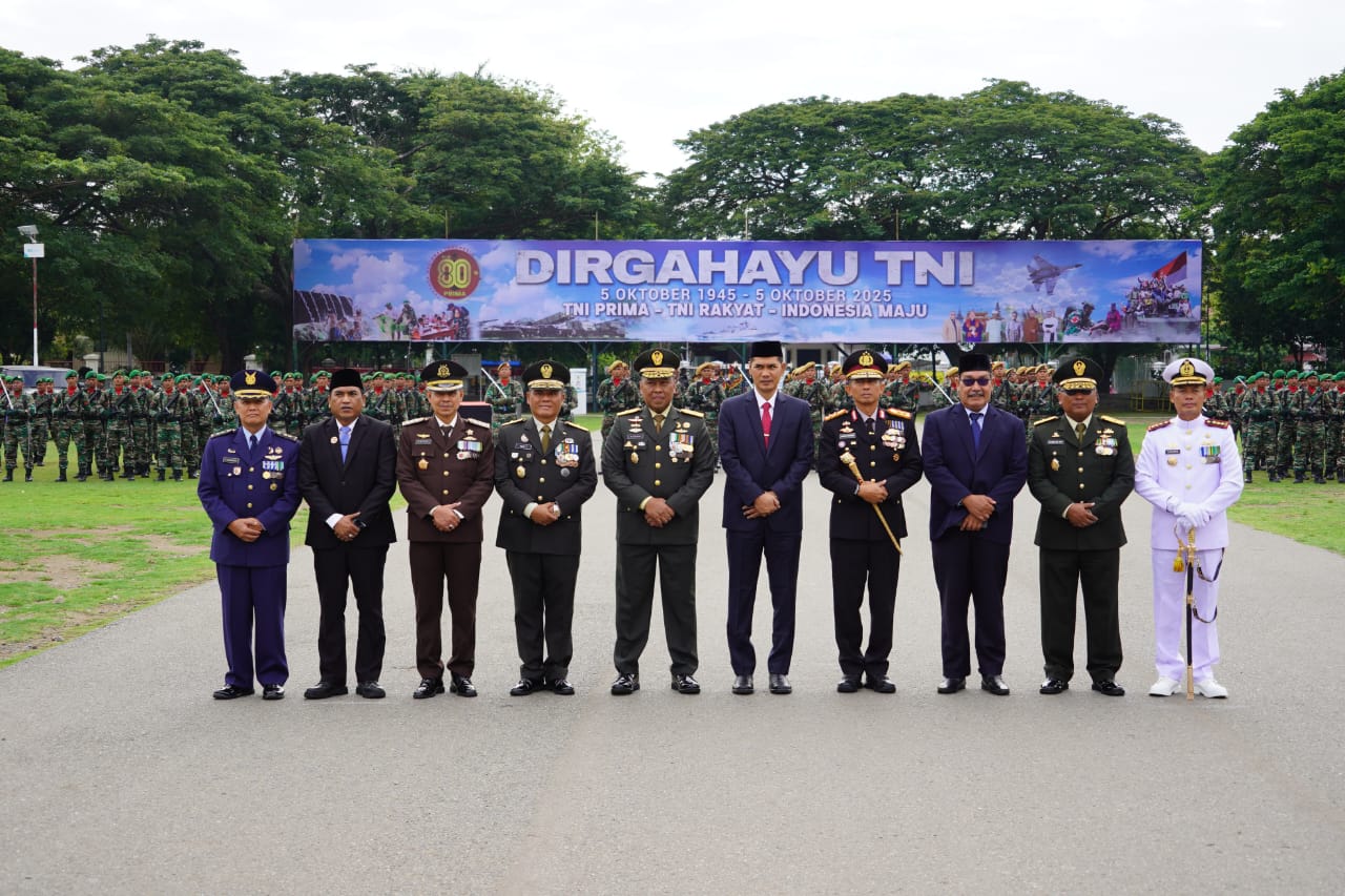 Kapolda Aceh, Irjen Pol. Marzuki Ali Basyah, menghadiri upacara peringatan hari ulang tahun (HUT) ke-80 TNI
