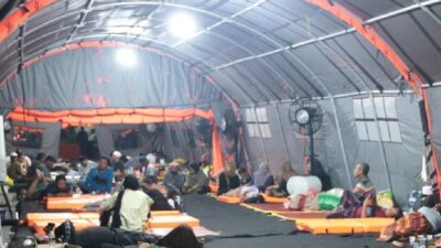 Polda Jawa Timur mendirikan tenda posko Crisis Center di Rumah Sakit (RS) Bhayangkara Surabaya.