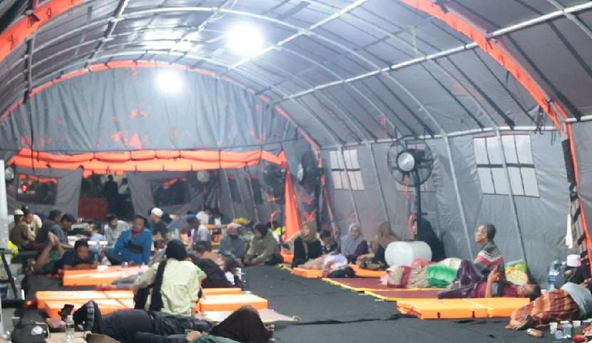 Polda Jawa Timur mendirikan tenda posko Crisis Center di Rumah Sakit (RS) Bhayangkara Surabaya.