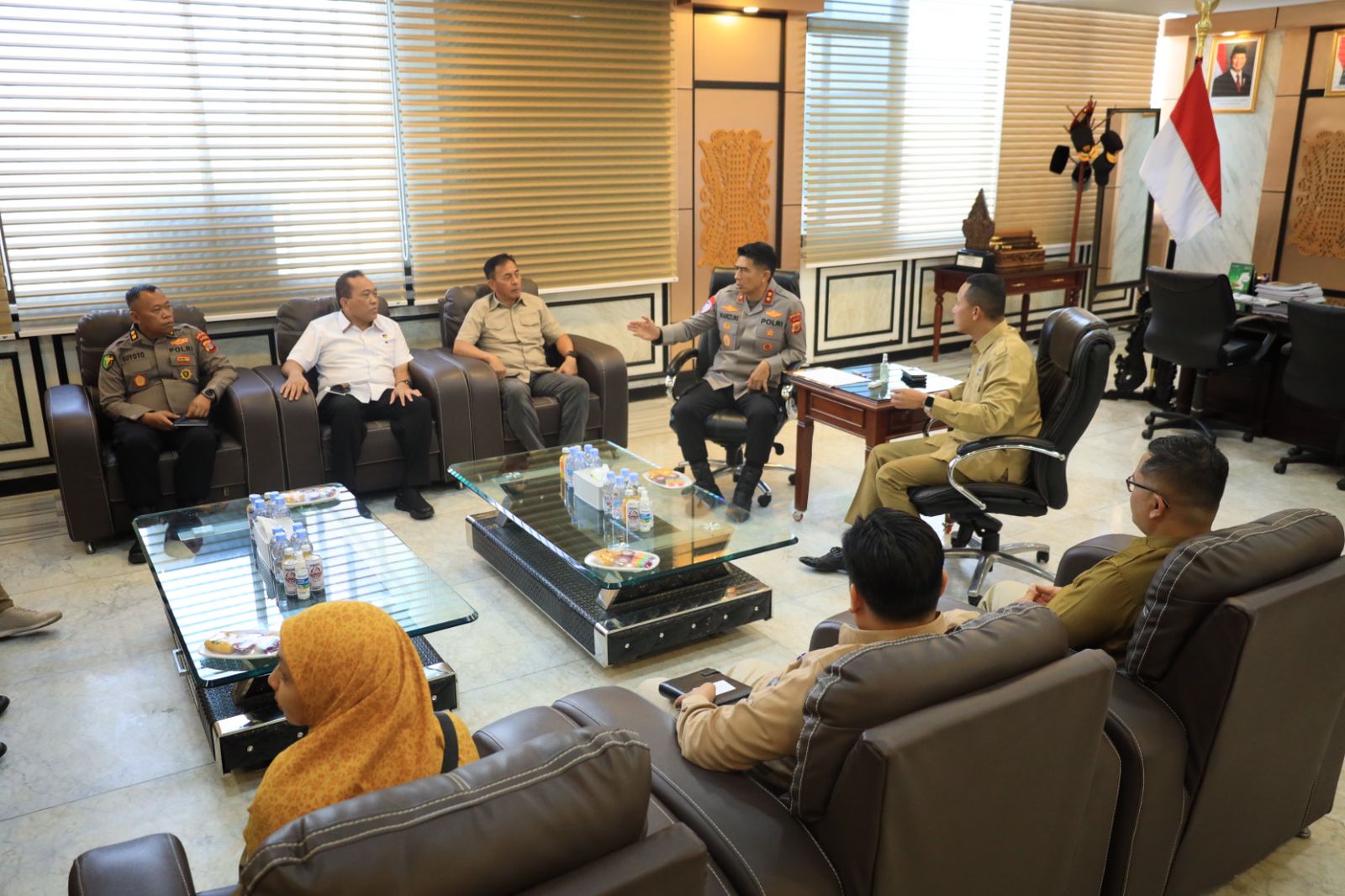 Kapolda Aceh Irjen Pol. Marzuki Ali Basyah, menerima audiensi Kepala Balai Besar Pengawas Obat dan Makanan (BBPOM) di Banda Aceh, Riyanto beserta jajaran, di ruang kerja Kapolda Aceh