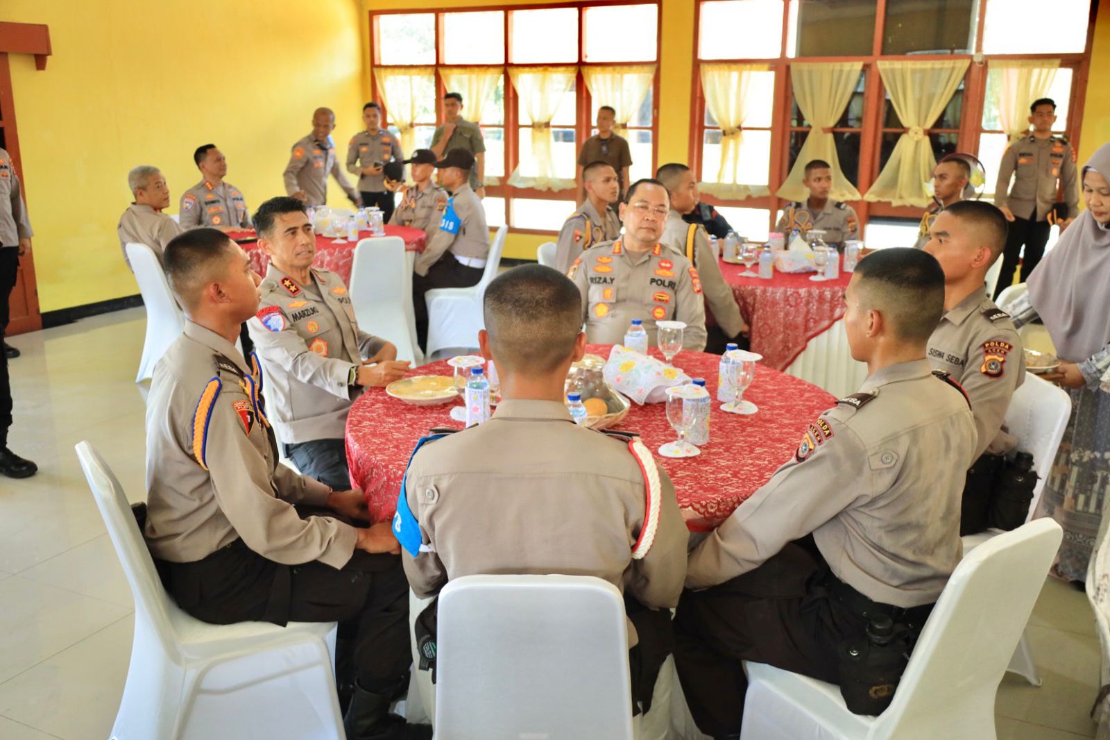 Kapolda Aceh Irjen Pol. Marzuki Ali Basyah, bersama Wakapolda Brigjen Ari Wahyu Widodo, meninjau langsung menu makanan para siswa Sekolah Calon Bintara (Secaba) Polri