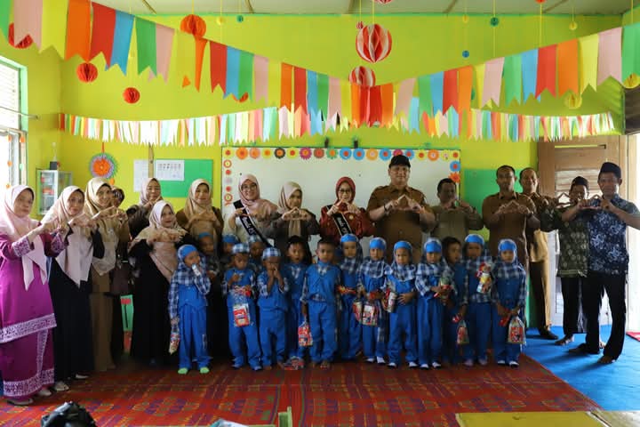 Bupati Aceh Tamiang Irjen. Pol (Purn) Drs. Armia Pahmi, MH dan Wakil Bupati Ismail, SE.I, bersama Bunda PAUD dan Ketua Pokja Bunda PAUD