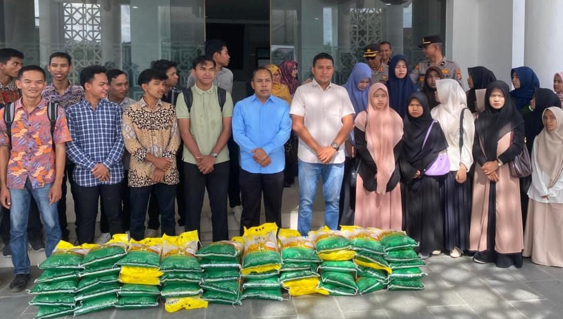 Polda Aceh menyalurkan bantuan beras kepada mahasiswa Universitas Islam Negeri (UIN) Ar-Raniry Banda Aceh