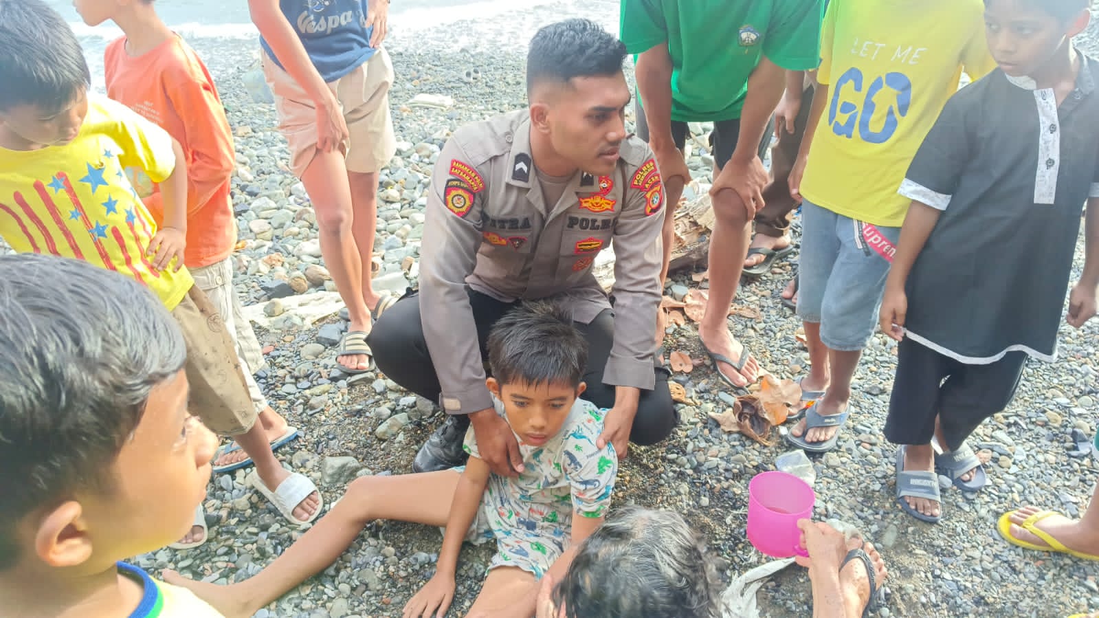 Aksi heroik dilakukan oleh personel Satuan Samapta Polres Aceh Selatan Polda Aceh yang dengan sigap menyelamatkan seorang anak