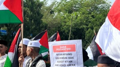 Sekitar 50 orang yang tergabung dalam Aliansi Rakyat Aceh Bela Palestina (ARABP) menggelar aksi damai di Bundaran Simpang Lima Banda Aceh