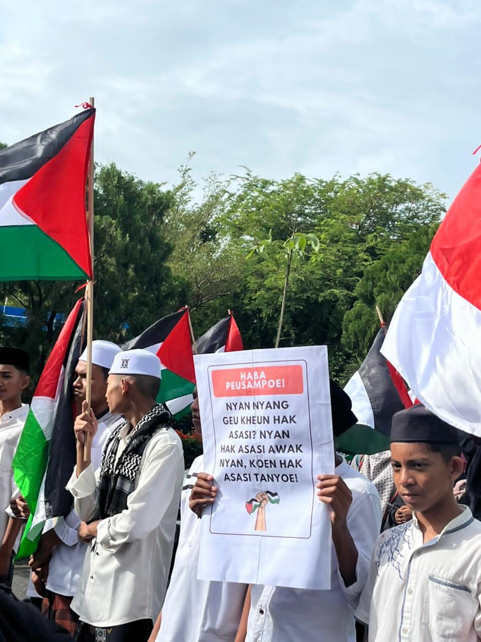 Sekitar 50 orang yang tergabung dalam Aliansi Rakyat Aceh Bela Palestina (ARABP) menggelar aksi damai di Bundaran Simpang Lima Banda Aceh