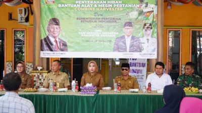 Tingkatkan Efisiensi Pertanian, Wabup Mimik Idayana Serahkan Bantuan Combine Harvester di Sukodono