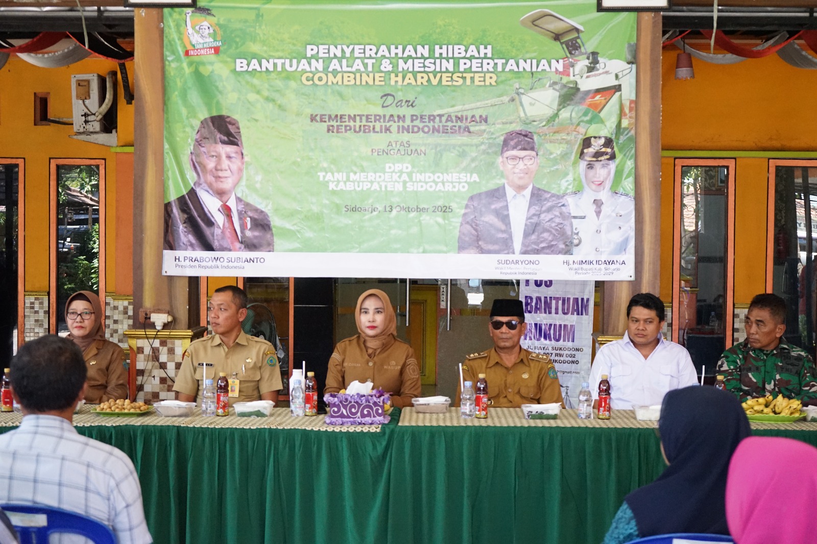 Tingkatkan Efisiensi Pertanian, Wabup Mimik Idayana Serahkan Bantuan Combine Harvester di Sukodono
