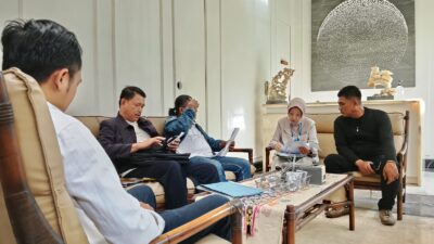 warga Balongsari Tama Surabaya, bersama Laskar Jawara Suramadu (LSJ), mendatangi PT Etaka untuk melakukan mediasi terkait kejelasan SHGB selama 22 tahun.
