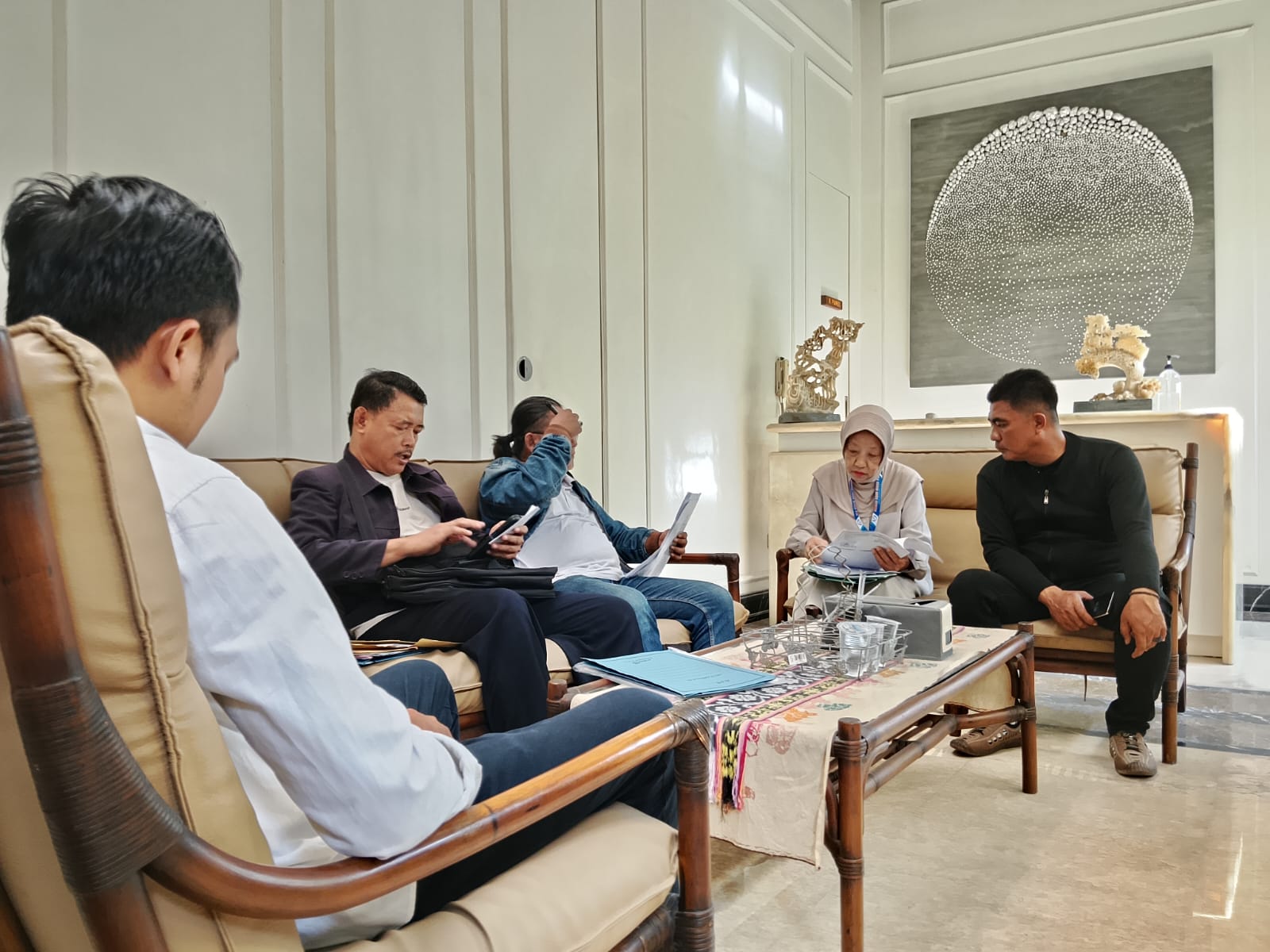 warga Balongsari Tama Surabaya, bersama Laskar Jawara Suramadu (LSJ), mendatangi PT Etaka untuk melakukan mediasi terkait kejelasan SHGB selama 22 tahun.