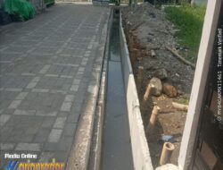 Proyek U-Ditch di Sememi Jaya Utara III Blok A-B Menyimpang, Warga Jatuh ke Selokan Terbuka — Kontrol Sosial Desak Audit Teknis Segera