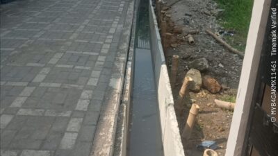 Foto: Proyek U-Ditch di Sememi Jaya Utara III Blok A-B Menyimpang, Selokan Terbuka