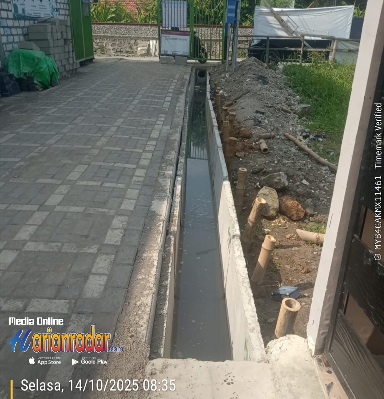 Foto: Proyek U-Ditch di Sememi Jaya Utara III Blok A-B Menyimpang, Selokan Terbuka