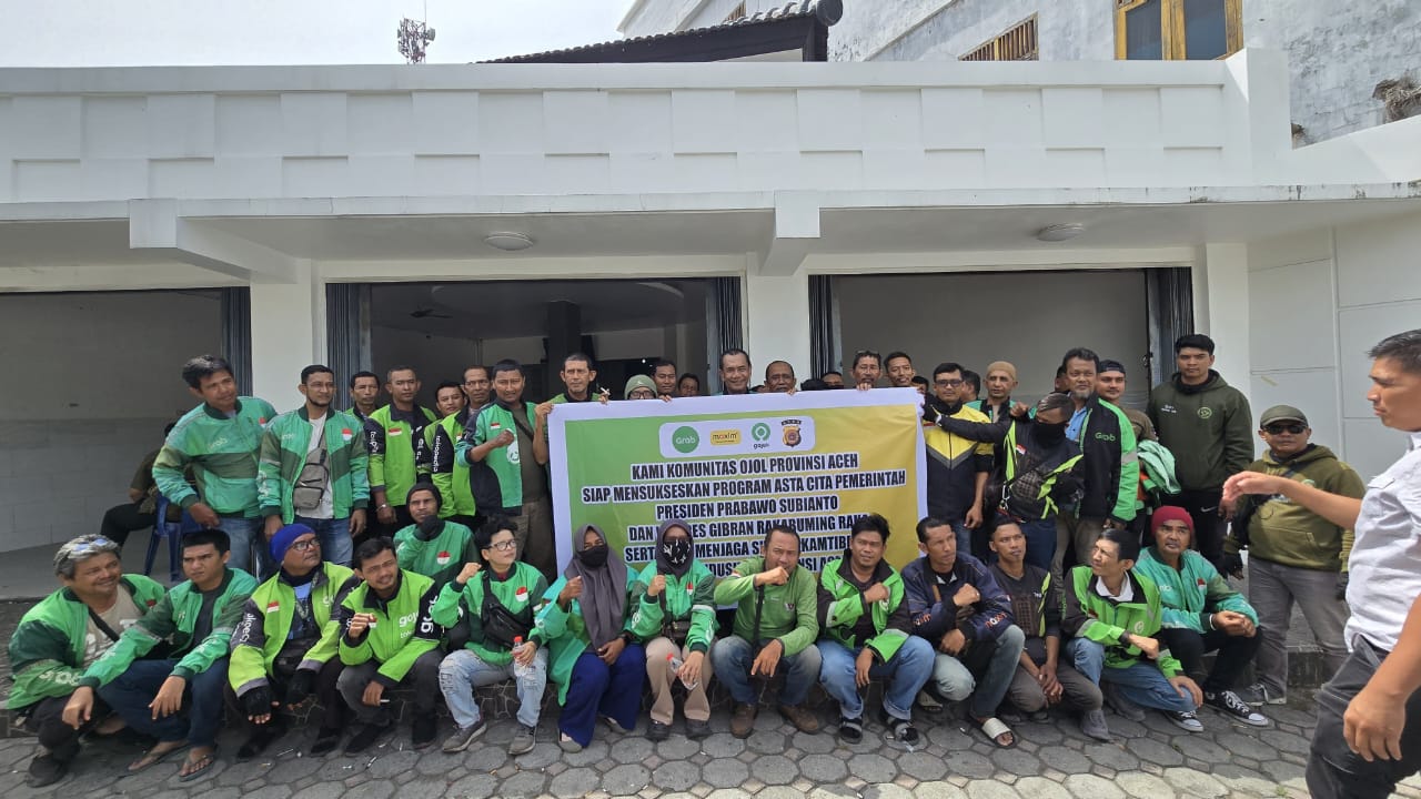 Polda Aceh menyalurkan bantuan beras kepada komunitas ojek online (Ojol) se-Provinsi Aceh