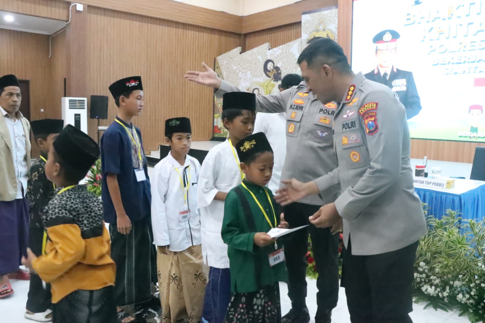 Sebagai wujud kepedulian Polri untuk masyarakat, Polresta Sidoarjo Polda Jatim menggelar khitan massal gratis
