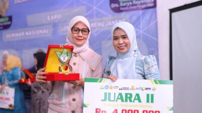 Yuyun Armia, Ketua TP-PKK Aceh Tamiang, usai menerima penghargaan.
